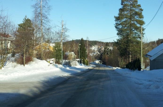 Figur 4 Lille Årosvei, atkomstvei med fortau. Figur 5 Vestliveien/Fiskekroken, smal boligvei.
