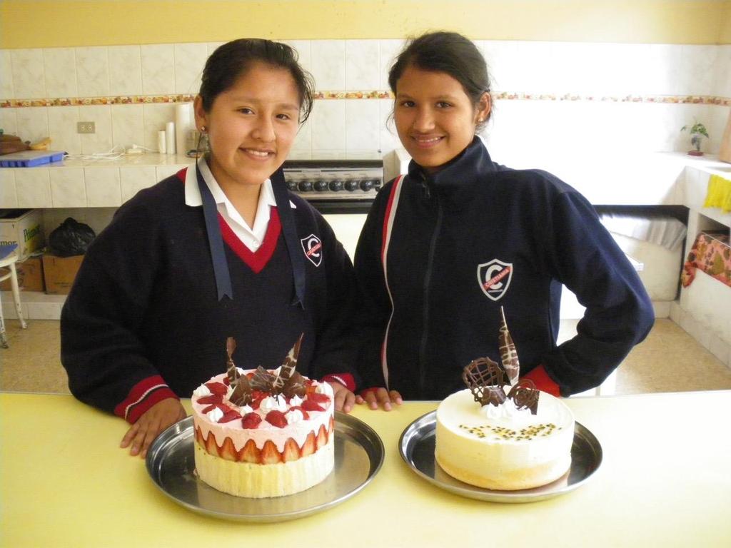 4 Yakeline til venstre, som har laget kaker for salg, sammen med en annen elev i 2010.
