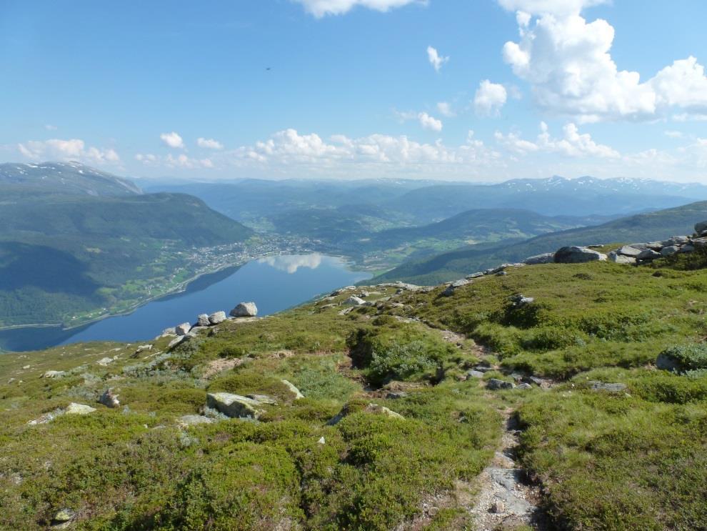 En annen flott tur starter ved Vangsvatnet, oppover langs Vannjolo innover Gråsida til f.