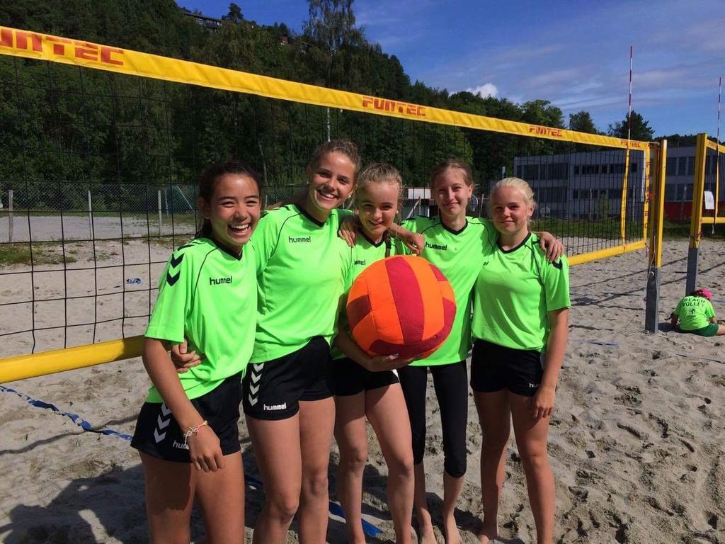 Molde volleyballklubb arrangerte for første gang sandvolleyballskole for 1.-7 trinn. Skolen ble gjennomført i uke 32 (7.-9. august) på volleyballbanene ved Bekkevoll ungdomsskole.