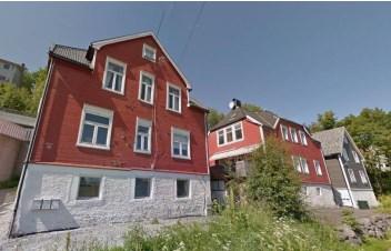 Industriområdet øst for Osloveien består av 3-4 etasjes murbygg med flatt tak eller saltak. Tomta har lite tilgang på sol.