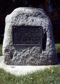 Dette er et minnesmerke, de første bosetterne fra Norge i staten Illionois: Norwegian Settlers Memorial Illionois Denne minnesmerket minnes 1834 bosetningen i Norge, Illinois - den første permanente