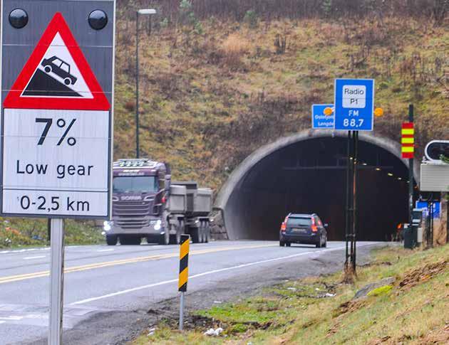 Opći savjeti za vožnju u tunelu Pravilan ulazak u tunel: Nikad nemojte proći kroz crveno svjetlo na semaforu (treptavo ili ne) niti ako je spuštena rampa Imajte na umu ograničenje brzine u tunelu