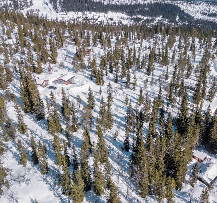 FAKTA OM EIENDOMMEN Eiendommen ligger i fantastiske fjell- og naturskjønne omgivelser på Lågfjellet i Trysil.