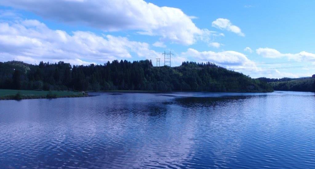 Figur 5-17. Visualisering av parallelføring ved kryssing av Nidelva ved Tanem (alt 2) sett fra Tanemsbrua og sørover mot Villmoen. Ill.: Kristin Ås, Sweco. Figur 5-18.