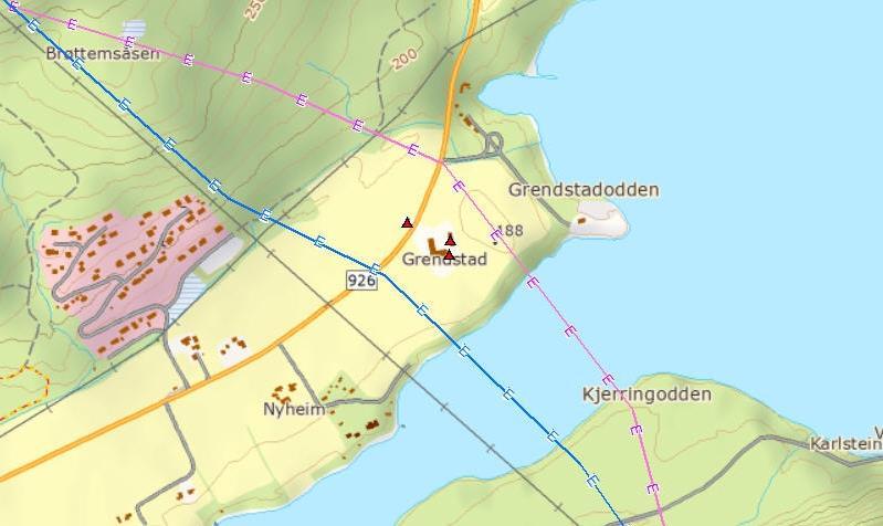 alt. 2.1 alt. 2 Figur 6-8. Sefrakregistreringer på Grendstad (rød trekanter). Bygningene ligger 70 til 100 m fra de to ledningsalternativene, 2 og 2.1. Kart: Sweco.