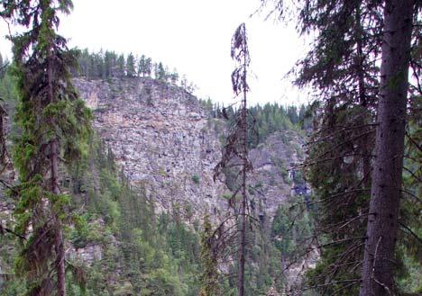 Søråa (Ringebu) danner en mektig elvedal med bratte skrenter og fjellvegger på