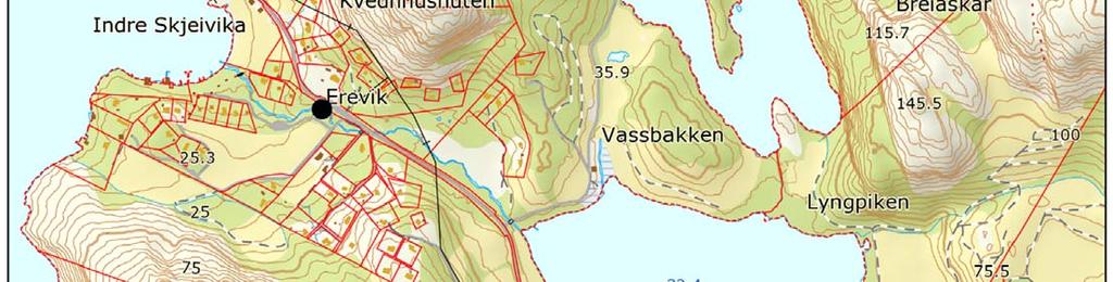 Den starter ovenfor Nordre Ereviksvatnet (34,6 moh.), renner videre mellom Nordre Ereviksvatnet og Ereviksvatnet (32.4 moh.), og derfra ned til sjøen i Indre Skeivik.