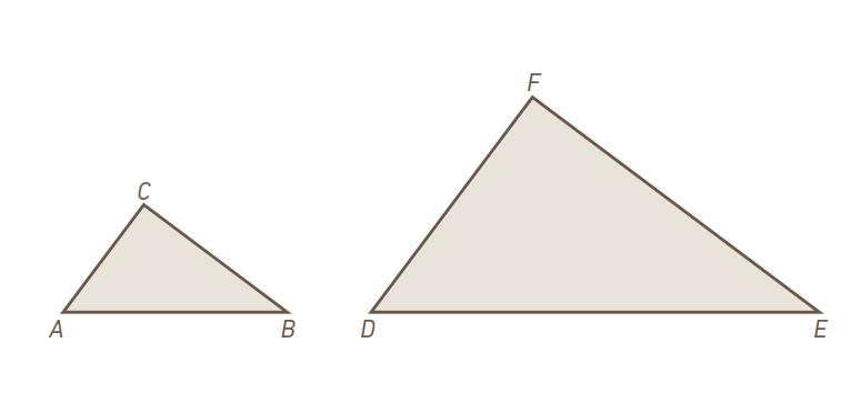 Vi sier at forstørrelsesfaktoren k er 2. Det betyr at du kan finne sidelengdene i den store trekanten ved å multiplisere de tilsvarende sidelengdene i den lille med 2.