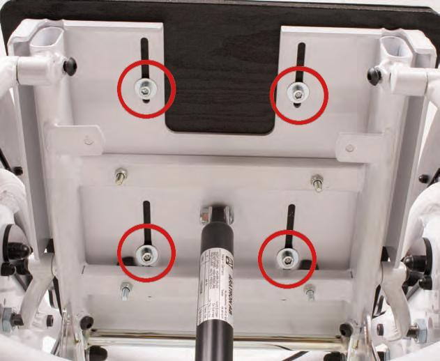 12 Montering på understell Montering av festeplate: Sittesystemets festeplate monteres lik bilde. Platen festes med 4 stk. skruer.