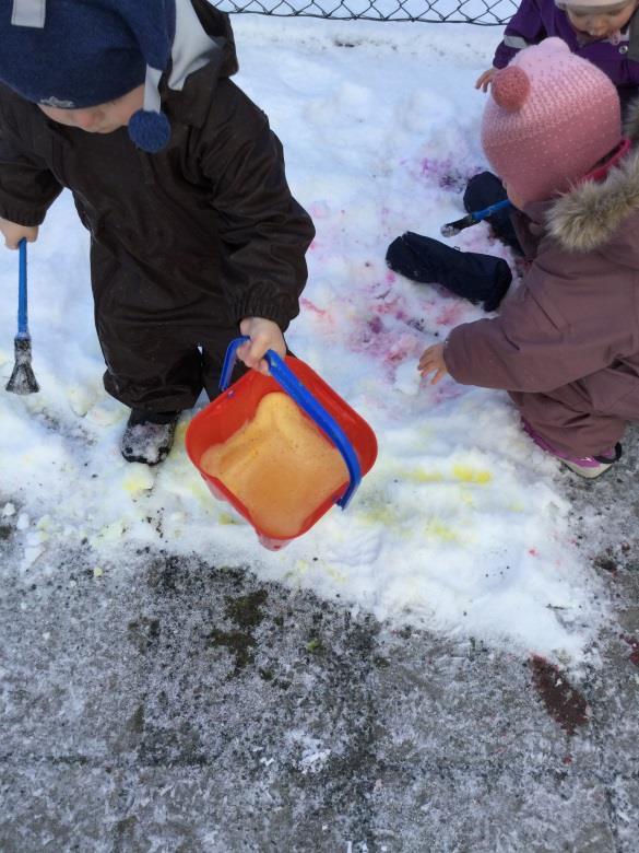 malt på snø med stor pensler og fine