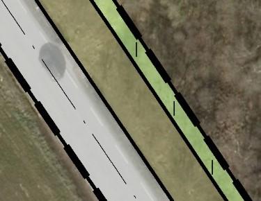 Figur 1: Prinsipp for vegutvidelsen. Illustrasjon som viser flyfoto av eksisterende veg med planforslaget lagt over. Areal nordøst for vegen reguleres til annen veggrunn for nedgravd dreneringsgrøft.
