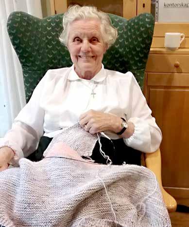 HUN STRIKKER OG STRIKKER Jeg gjør det for Jesus og misjonen, sier 82-årige Ewy Sørensen fra Vågsbygd. Hun er en trofast misjonskvinne, og hun har strikket kilovis av ulltepper.