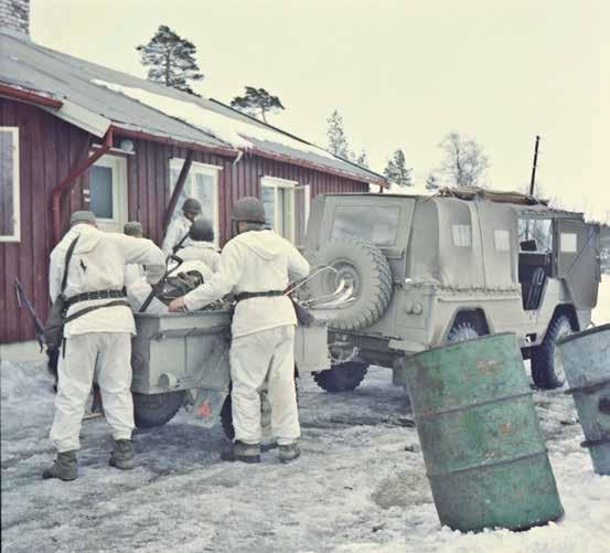 DEN SOVJETISKE OPPMARSJEN MOT NORSK GRENSE FOR 50 ÅR SIDEN DEN SOVJETISKE OPPMARSJEN MOT NORSK GRENSE FOR 50 ÅR SIDEN Evakuering forberedes fra Brattli grensestasjon under oppmarsjen.