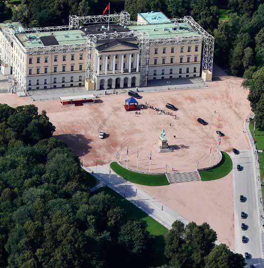 Plassen er hevet over byen, samtidig som det er god kontakt med Karl Johans gate, Stortinget og folkelivet i Spikersuppa.