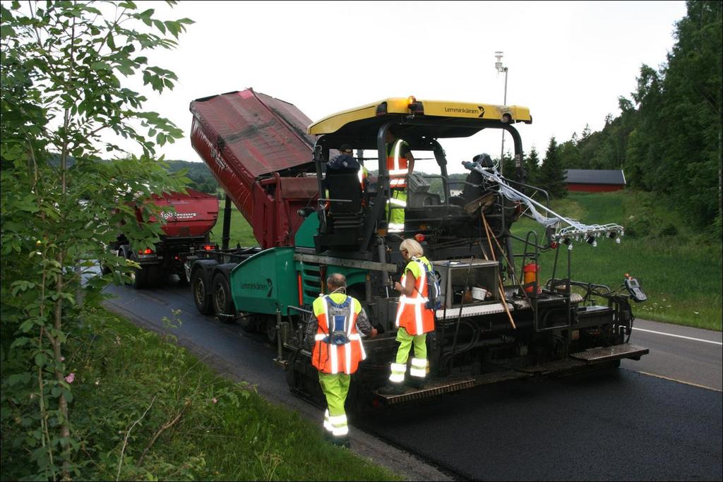 Figur 5 Utlegging av forsøksdekker med LTA i 2011 (foto Roar Telle) Mara Nord Georadar har hittil vært lite benyttet til undersøkelser av veger og for kontroll/kvalitetssikring av vegbygging i Norge,