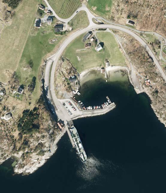 Figur 8 Kaiområdet på Nesvik (Norge i bilder) 5.2 Trafikkforhold I dag betjenes sambandet av to ferjer. Avstanden mellom Nesvik og Hjelmeland er på 3 km og ferjene har en overfart på 10 min.