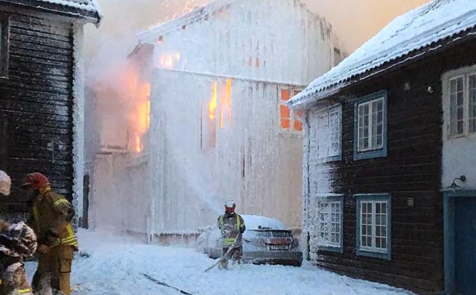 44 BRANNSIKRINGSPLAN TREHUSBYEN LEVANGER Skum er en effektiv måte å hindre brannspredning mellom bygninger på. Dette erfarte man senest ved brannen i storgata i Lillehammer som vist i Figur 23.