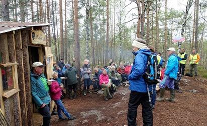 guider og veivisere nøt et flott vårvær med guiding på forsvarsanleggene alle 12 km fra Heer skanse via hovedbatteriet på Oscarsborg og den fantastiske turen opp til toppbatteriet