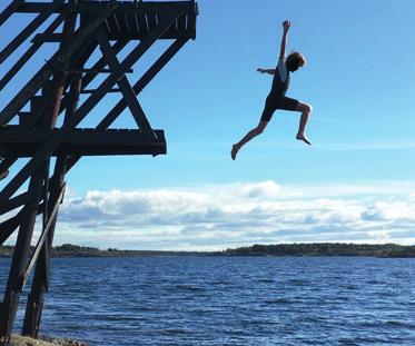 t og monterer sommerfuglfelle m.m. Onsdag til fredag har vi workshop på Kystkultursenteret hvor vi lager kunst av det vi har funnet i fjæra.