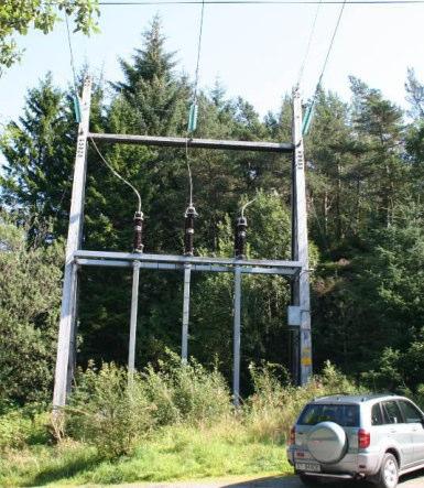 Eksempel på ny 132 kv kabelendemast Fra Dyrselhaugen, hvor kabelendemasten vil stå, og nordover mot Herand trafostasjon bygges ny 132 kv ledning i samme trase som tidligere omsøkt hovedalternativ 3.