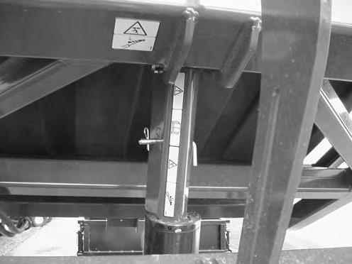 . Før inn støttepilaren for beholderen på sylinderstangen. Påse at pilarendene hviler på sylinderløpet og ikke på enden av sylinderstangen (fig. 7).
