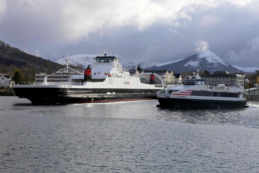 6 Tilbudsforbedringer Bilferja MF Tidefjord (til venstre) og hurtigbåten MS Tidelyn. MF Tidefjord går mellom Hareid og Sulesund.