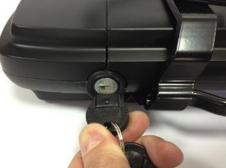 Fjern batteriet ved å bruke håndtaket (under bak lykten)