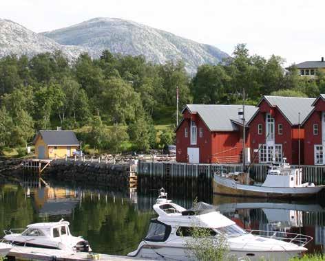 Som regionsenter og trafikknutepunkt på Sør- med daglige anløp av Hurtigruten, direktefly til Oslo og Bergen, Offshore helikopterbase og gode buss- og båtforbindelser, er Brønnøysund et møtepunkt for
