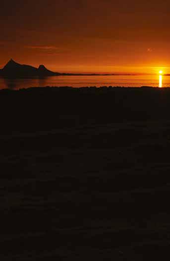 Du kommer deg til Træna med hurtigbåt fra Sandnessjøen og Stokkvågen eller med bilferge fra Stokkvågen. Midnattsol Midnattsolen kan sees fra Træna fra slutten av mai og ca. seks uker framover.