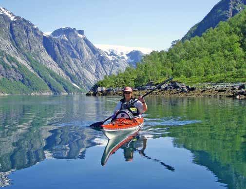 KAJAKKPADLING PÅ HELGELAND Med tusenvis av øyer, holmer, skjær og lune viker blir området ansett som en av Norges beste områder for havkajakk.