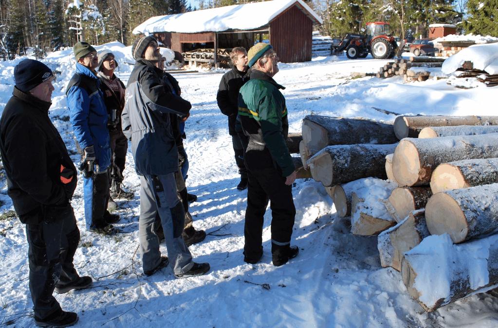 Ofte er dette runde partiet løsnet fra veden utenfor. Resten av veden i treet kan være av fin kvalitet. Etter lunsj reiste vi bort til gårdssaga på Røis Gård, en sirkelsag med sagblad på 110 cm.