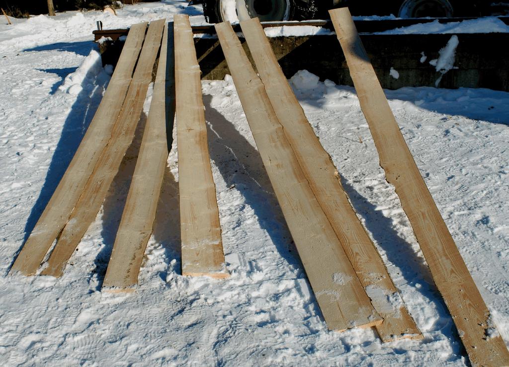 Gran som taktro(over/underligger) med bord i 5/4 tykkelse er svært vanlig på hus fra før 1860. For at bordene skulle være tettest mulig ble kantbordene lagt som underbord med margen opp.