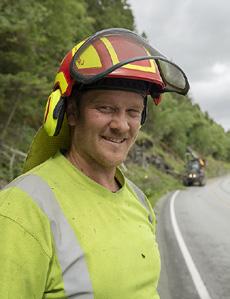 VALTRA SKAPT FOR SKOGEN TEKST LARS OVLIEN FOTO LENA KNUTLI I snart ti år har Dag Haarstad i Midt Norsk Skogrydding AS kjørt Valtra. Han mener det er traktoren som er best egnet og rigget for skog.