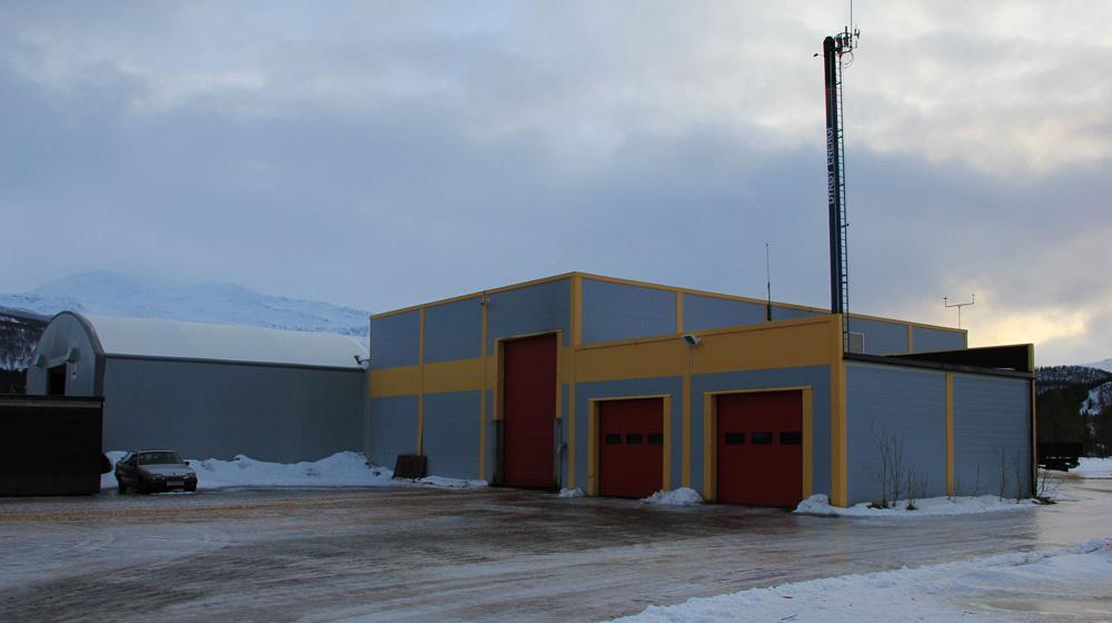 Bildet viser biobrensel anlegget på Moan, Dyrøy kommune. Biobrensel-anlegget lager energi ved å brenne trevirke.