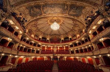 Om kvelden samles vi i resepsjonen for felles avgang til operahuset i Graz, der vi i kveld skal få med oss Puccinis dramatiske TOSCA, som starter kl.