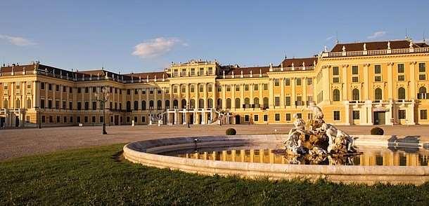 Om kvelden felles spasertur til Wiener Staatsoper og Donizettis muntre og lekne