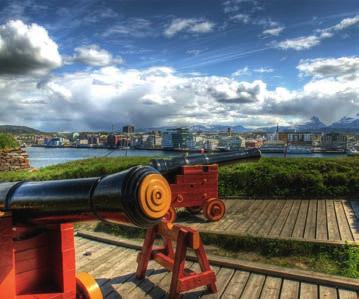 LEON KARLSEN JOHANNESSEN RUNE NILSEN NYHOLMS SKANDSE Skansen på Nyholmen ble bygget under krigen 1807 14 for å beskytte faktoriet på Hundholmen, den senere Bodø by, mot angrep fra de engelske