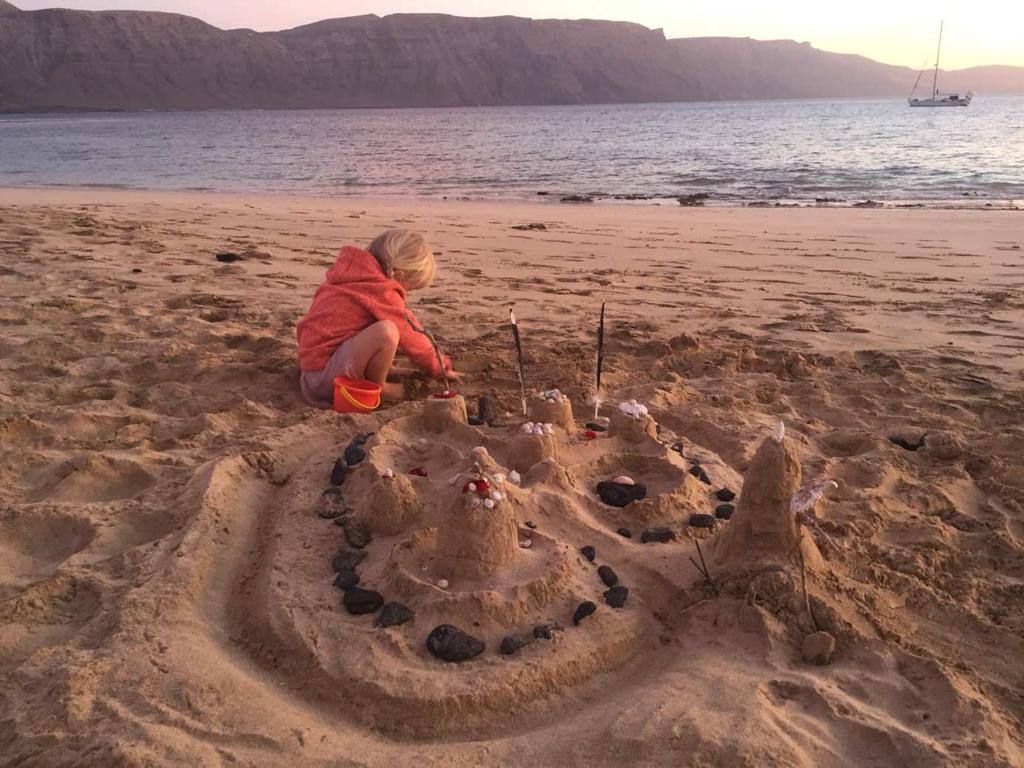 I sommer fortalte Adresseavisen om Ingrid og Jon Petter Li Slungaard Myklebust som solgte huset og la ut på en ett års båttur sammen med lille Karen Marie (3).