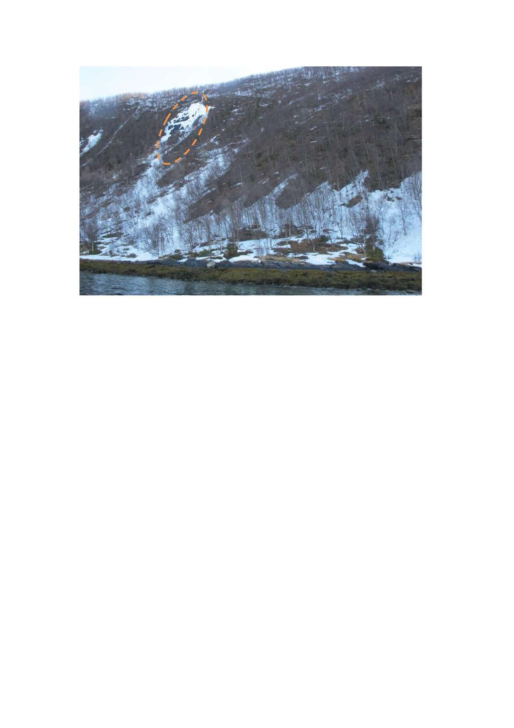 Figur 8. Berg i strandsone. Is og snø akkumulert i Storskreda området er godt synlig. Sett mot nordøst. Klima Faktorer som nedbør, temperatur og vind kan ha stor betydning for utvikling av skred.