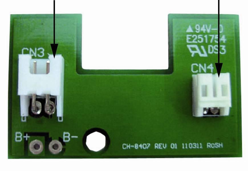 10.10 Akkumulatordrift (alternativ) For enheter med mulig akkumulatordrift: Akkumulatorkont akt CN3 Batterirom CN4 (6 AAbatterier) 10.10.1 Engangsbatterier For å åpne batterirommet i modeller uten direkte tilgang til baksiden av displayet, skru løs de to svarte knotter på begge sider av skjermen og fjern skjermen fra braketten.