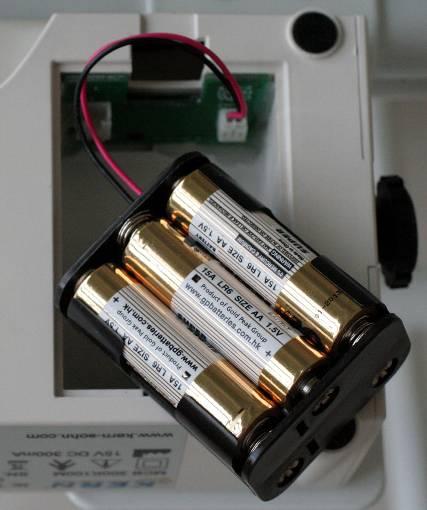 Sett inn 6 engangsbatterier (AA). Iaktta korrekt polaritet.