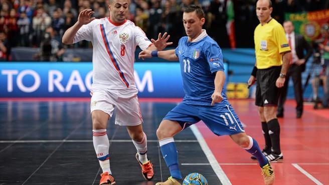 Futsal sin egenart I futsal stilles det økte krav til et makkerpar i en kamp enn utendørs