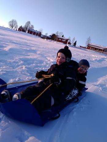 Men gaver kan jeg gi hvis du vil gå på ski, så strør jeg snø på veg og sti, i bakkehell og li.