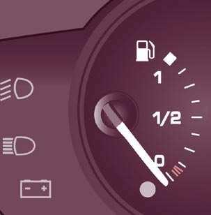 Førerplass DRIVSTOFFMÅLER KJØLEVÆSKETEMPERATUR Drivstoffnivået kontrolleres hver gang nøkkelen settes i posisjon "tenning kjøring". Indikatoren viser: - 1: tanken er full, ca. 60 liter.