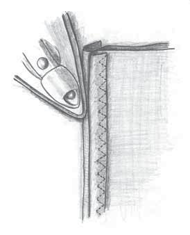 Plassèr glidelåsen med fremsiden opp under det brettede sømmonnet. Begynn nedenfra og sy fast venstre del av låsen.