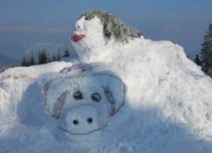 Škofjeloški župan je izdelal medvedjega snežaka Skupnost obèin Slovenije je letos prviè organizirala družabno tekmovanje, na katerem izbirajo najlepšega in najbolj zanimivega snežaka v slovenskih