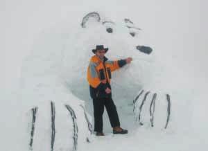 V akciji»naj snežak«je sodeloval tudi škofjeloški župan Igor Draksler, ki je v zaèetku februarja na Starem vrhu s pomoèjo škofjeloških skavtov iz snega izklesal medveda.