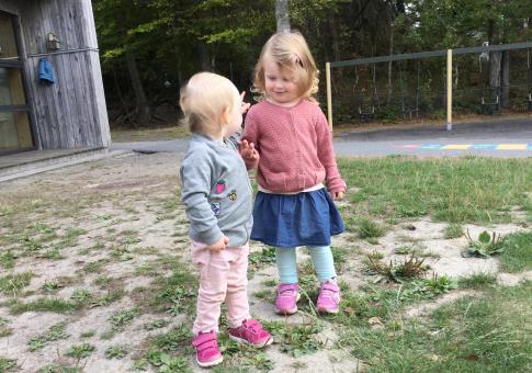 Det er ikke utfordringsfritt for et lite barn å forstå at den trygge hverdagen i hjemmet med mamma og pappa plutselig endres på,- og heller ikke enkelt for dere foreldre å forlate et gråtene barn.