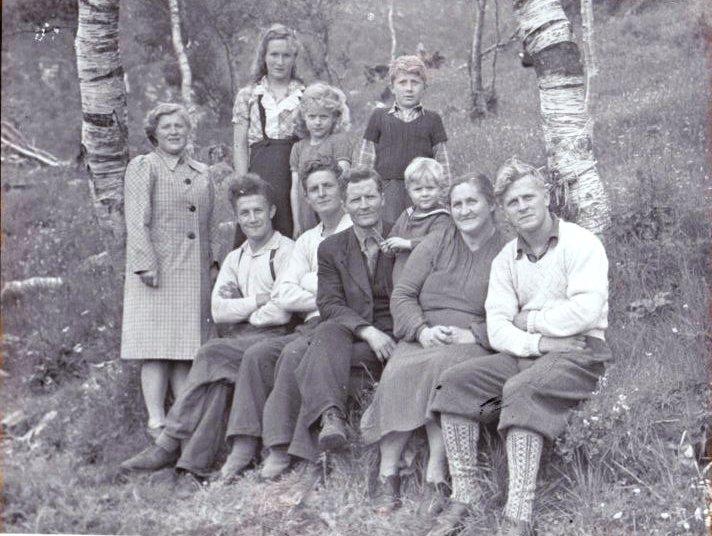 Sittende fra venstre: Lars Engseth, Thorvald Engseth, Paul Olai